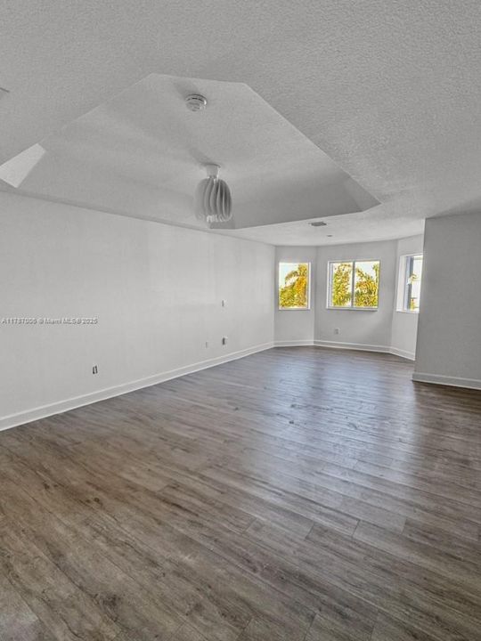 Recently Rented: $7,600 (5 beds, 3 baths, 3052 Square Feet)