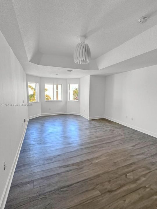 Recently Rented: $7,600 (5 beds, 3 baths, 3052 Square Feet)