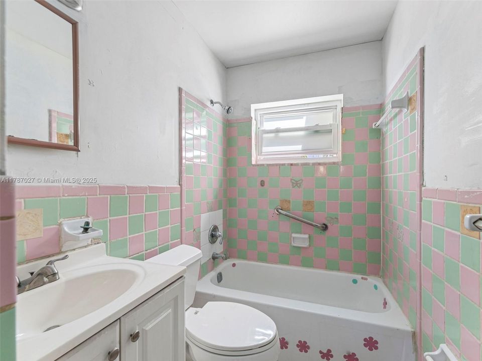 Recently Sold: $430,000 (4 beds, 2 baths, 1536 Square Feet)