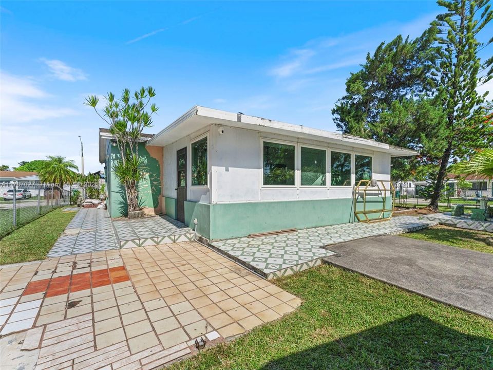 Recently Sold: $430,000 (4 beds, 2 baths, 1536 Square Feet)