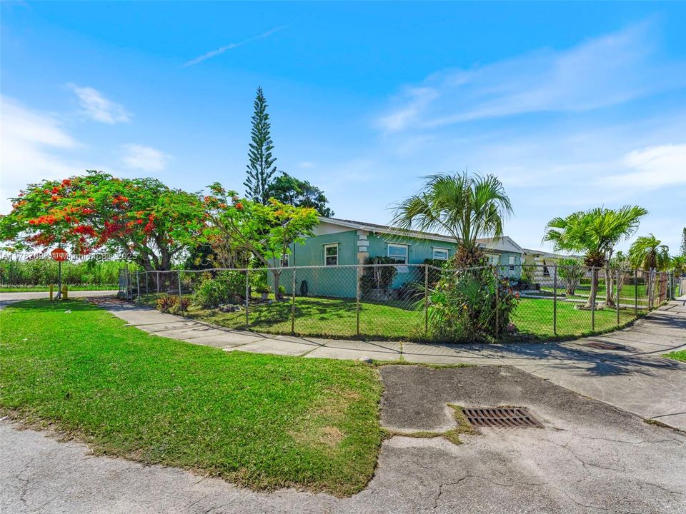 Recently Sold: $430,000 (4 beds, 2 baths, 1536 Square Feet)