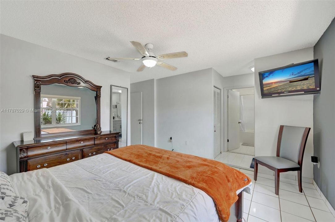 Vendido Recientemente: $700,000 (4 camas, 2 baños, 1974 Pies cuadrados)