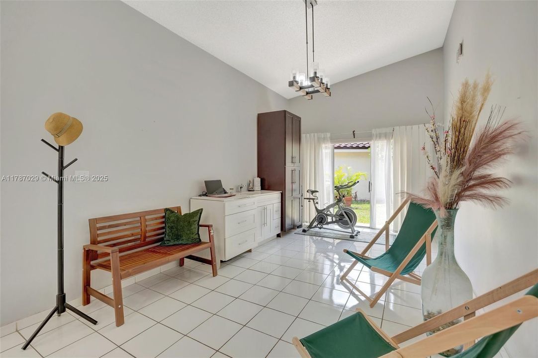 Vendido Recientemente: $700,000 (4 camas, 2 baños, 1974 Pies cuadrados)