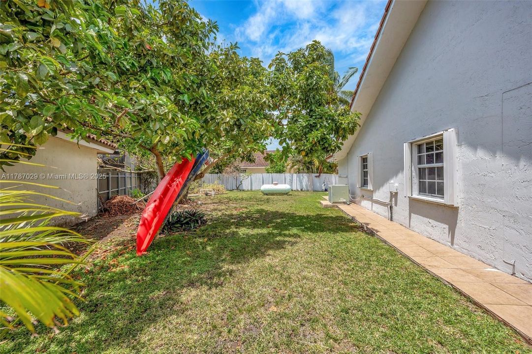 Vendido Recientemente: $700,000 (4 camas, 2 baños, 1974 Pies cuadrados)