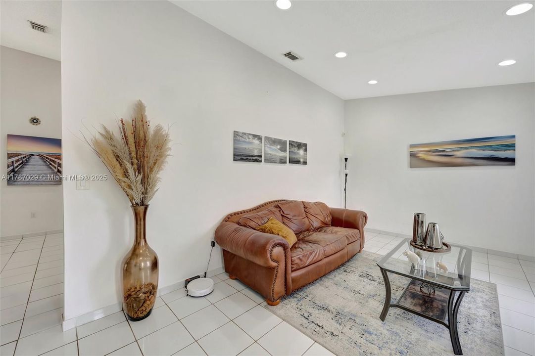 Vendido Recientemente: $700,000 (4 camas, 2 baños, 1974 Pies cuadrados)