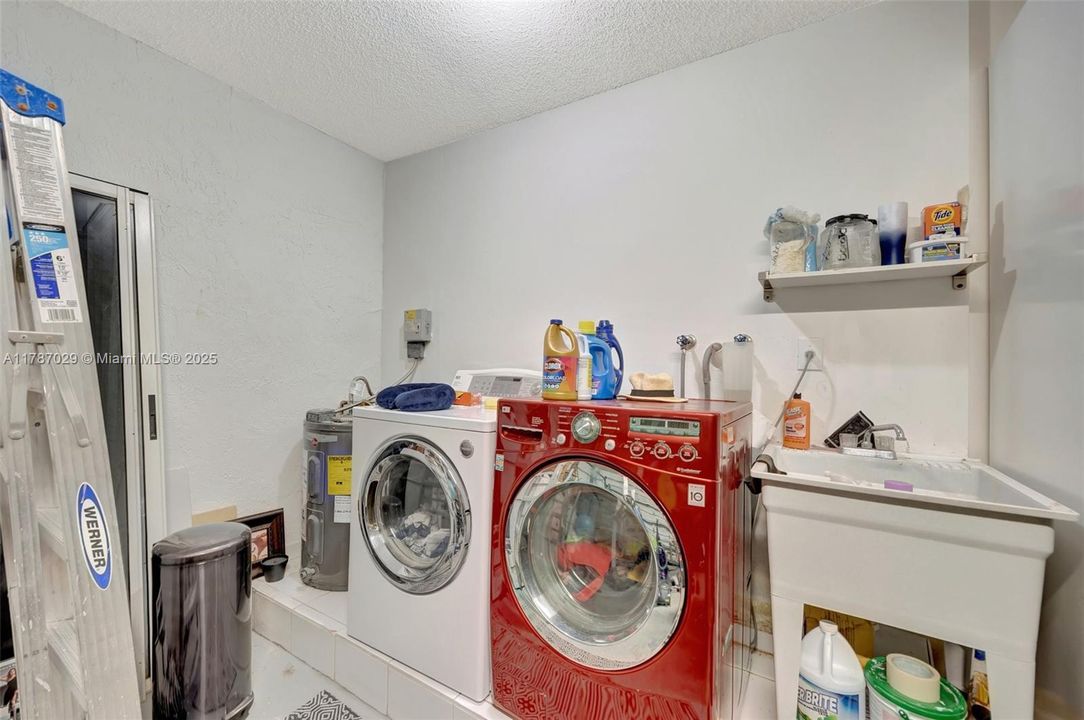 Vendido Recientemente: $700,000 (4 camas, 2 baños, 1974 Pies cuadrados)