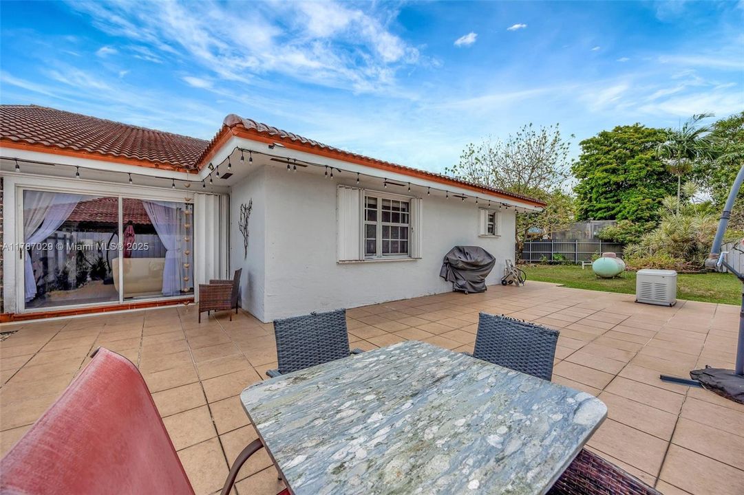 Vendido Recientemente: $700,000 (4 camas, 2 baños, 1974 Pies cuadrados)