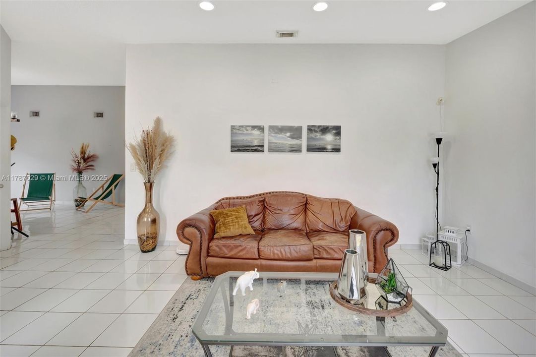 Vendido Recientemente: $700,000 (4 camas, 2 baños, 1974 Pies cuadrados)