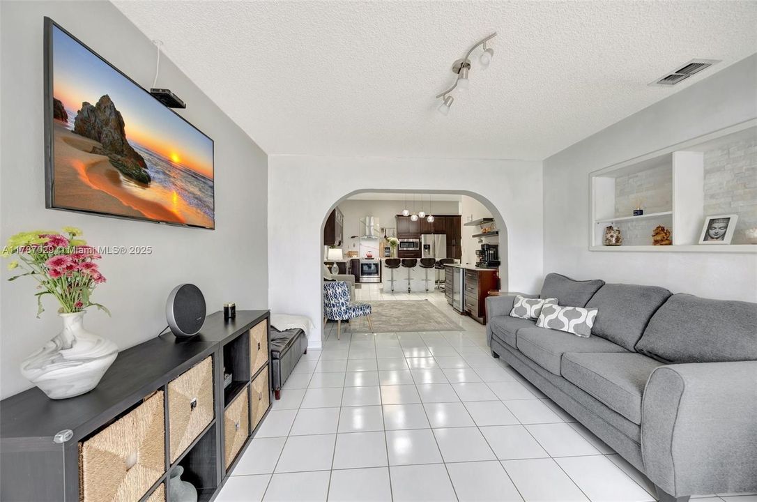 Vendido Recientemente: $700,000 (4 camas, 2 baños, 1974 Pies cuadrados)