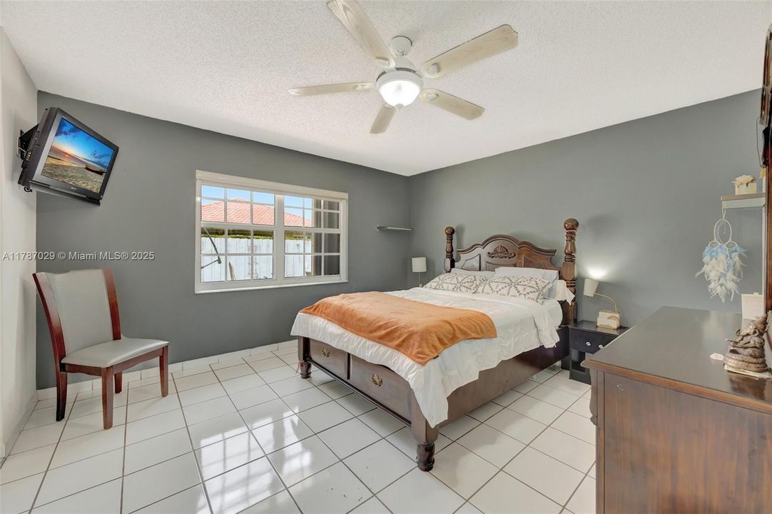 Vendido Recientemente: $700,000 (4 camas, 2 baños, 1974 Pies cuadrados)