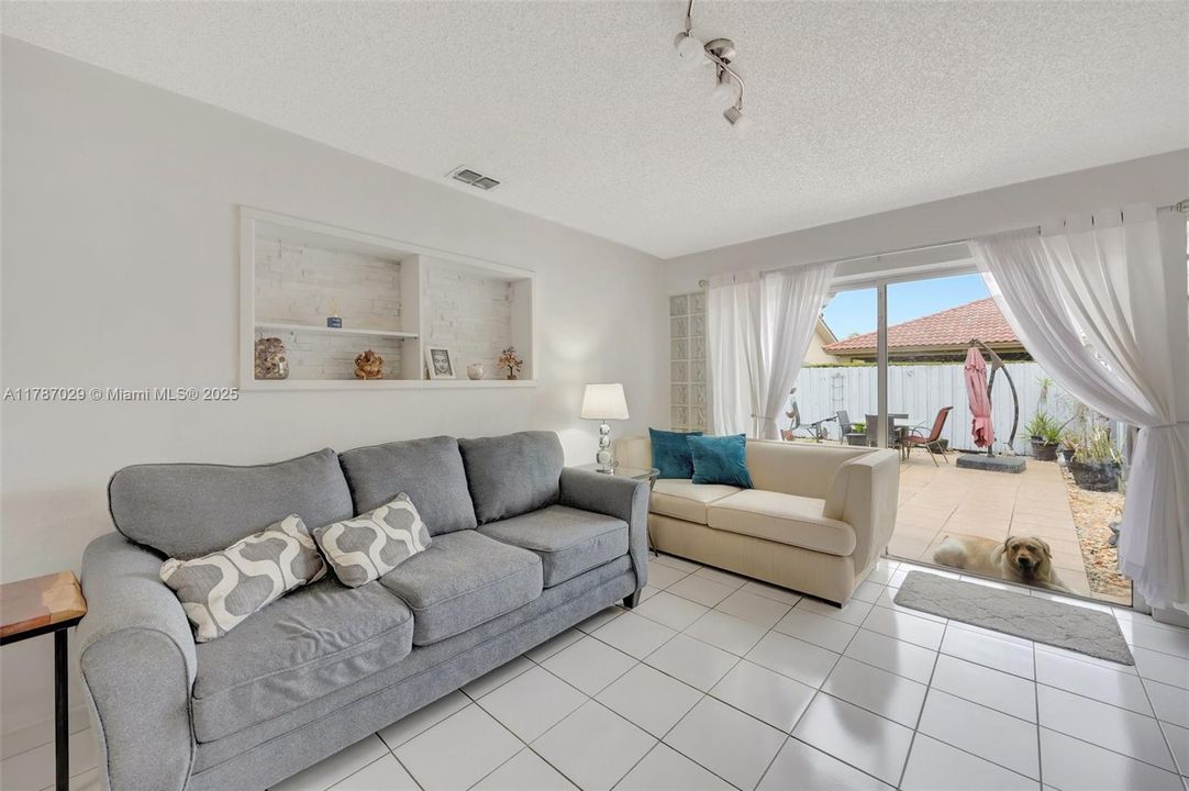 Vendido Recientemente: $700,000 (4 camas, 2 baños, 1974 Pies cuadrados)