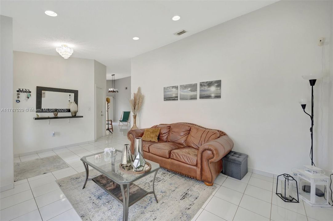 Vendido Recientemente: $700,000 (4 camas, 2 baños, 1974 Pies cuadrados)