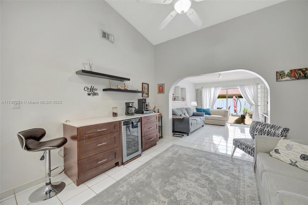 Vendido Recientemente: $700,000 (4 camas, 2 baños, 1974 Pies cuadrados)