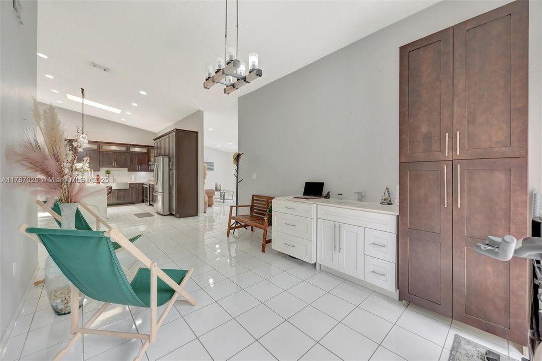 Vendido Recientemente: $700,000 (4 camas, 2 baños, 1974 Pies cuadrados)