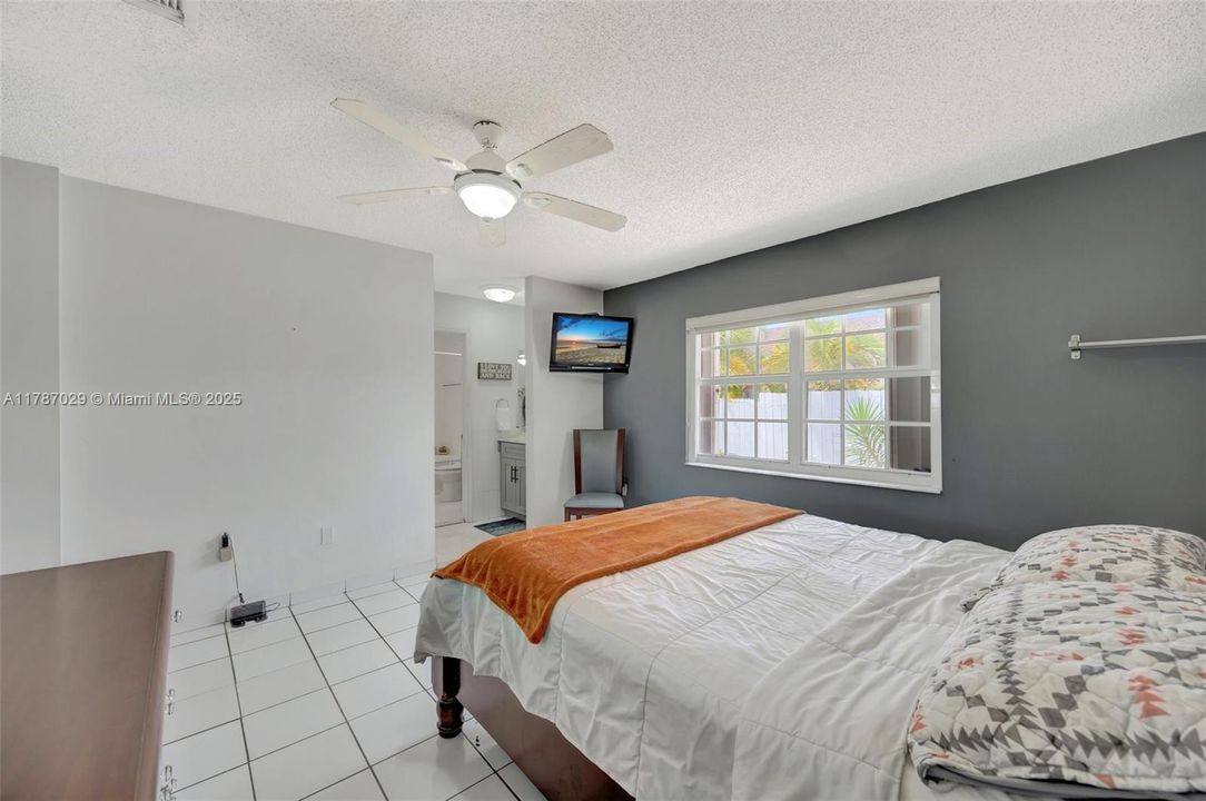 Vendido Recientemente: $700,000 (4 camas, 2 baños, 1974 Pies cuadrados)