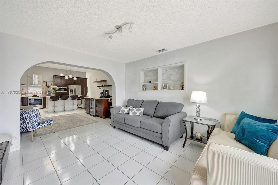 Vendido Recientemente: $700,000 (4 camas, 2 baños, 1974 Pies cuadrados)