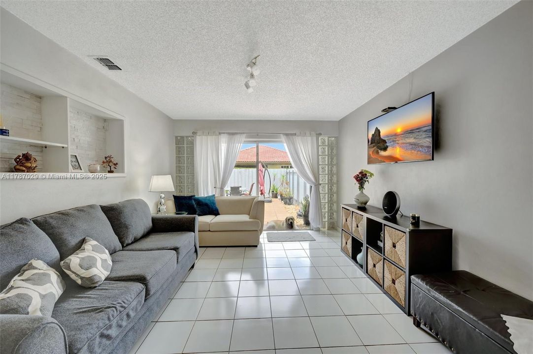 Vendido Recientemente: $700,000 (4 camas, 2 baños, 1974 Pies cuadrados)