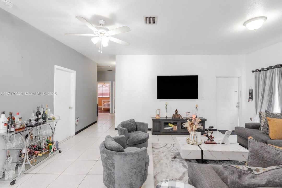 Recently Sold: $525,000 (4 beds, 2 baths, 1580 Square Feet)