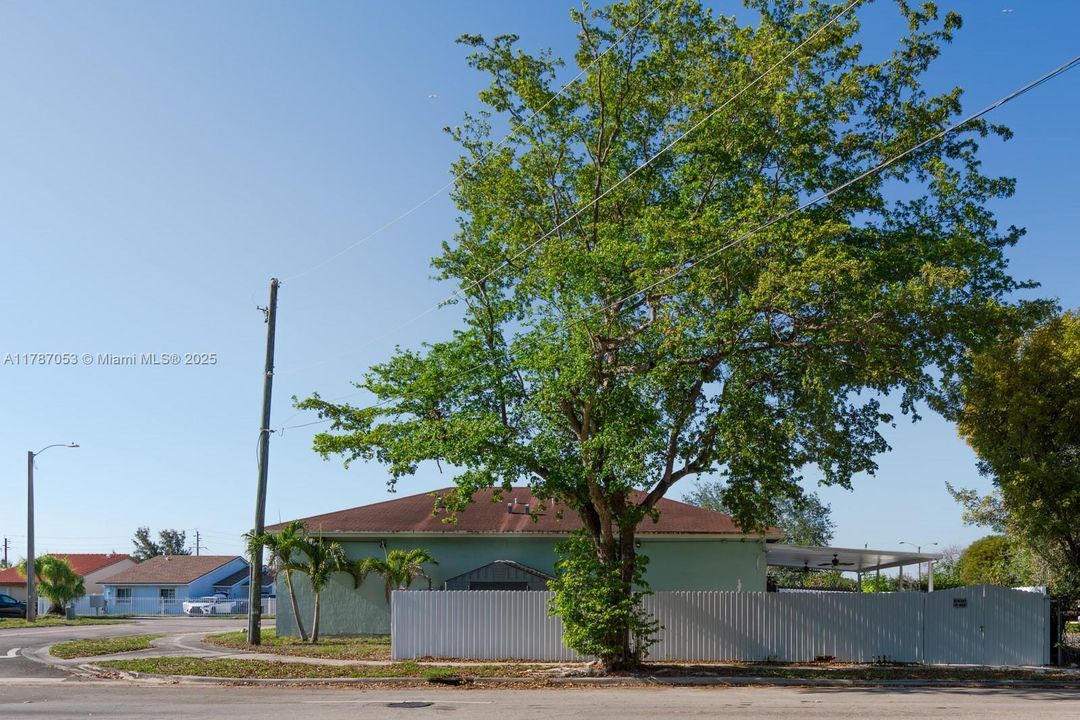 Recently Sold: $525,000 (4 beds, 2 baths, 1580 Square Feet)