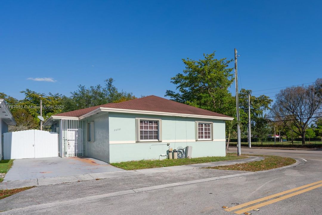 Recently Sold: $525,000 (4 beds, 2 baths, 1580 Square Feet)