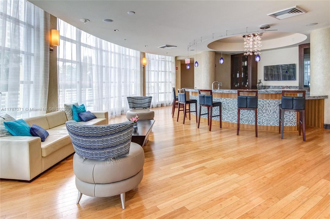 最近售出: $365,000 (0 贝兹, 1 浴室, 632 平方英尺)