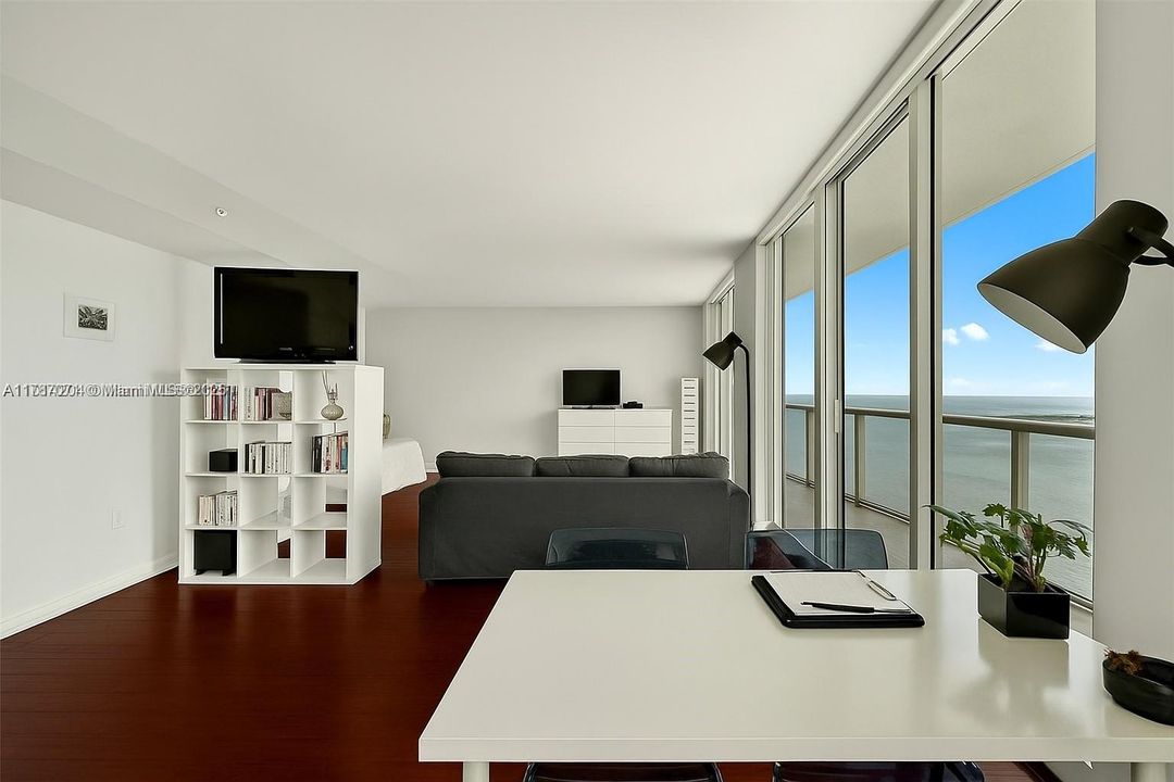 最近售出: $365,000 (0 贝兹, 1 浴室, 632 平方英尺)