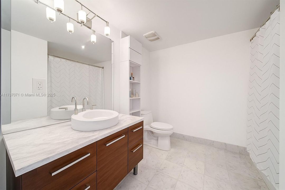 最近售出: $365,000 (0 贝兹, 1 浴室, 632 平方英尺)