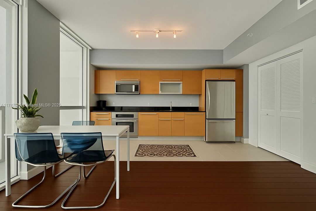 最近售出: $365,000 (0 贝兹, 1 浴室, 632 平方英尺)