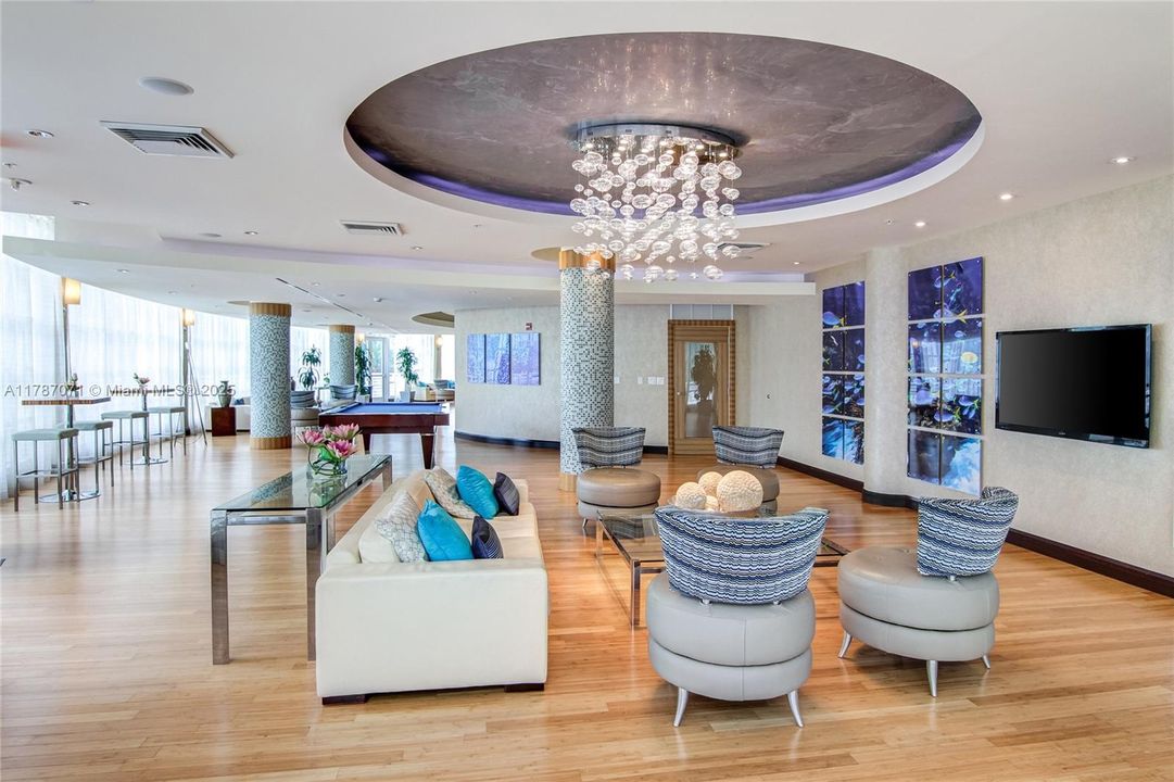 最近售出: $365,000 (0 贝兹, 1 浴室, 632 平方英尺)