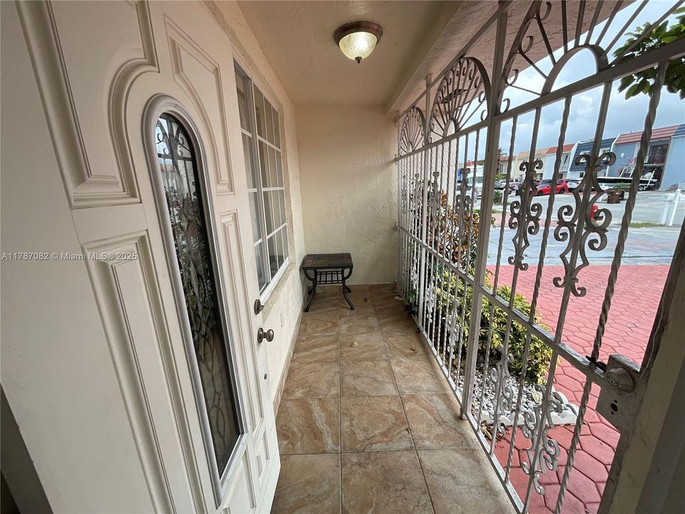 Recently Rented: $3,250 (3 beds, 2 baths, 1692 Square Feet)