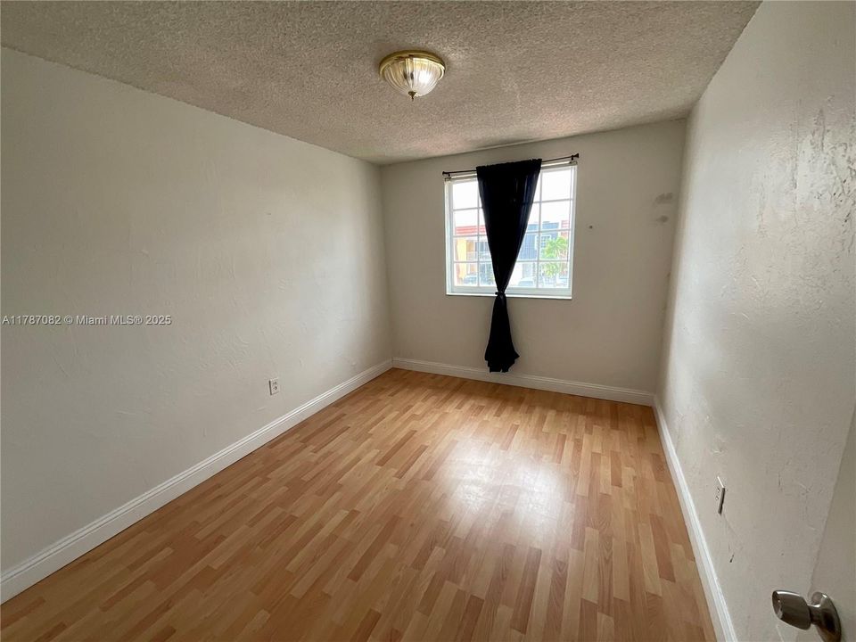 Recently Rented: $3,250 (3 beds, 2 baths, 1692 Square Feet)