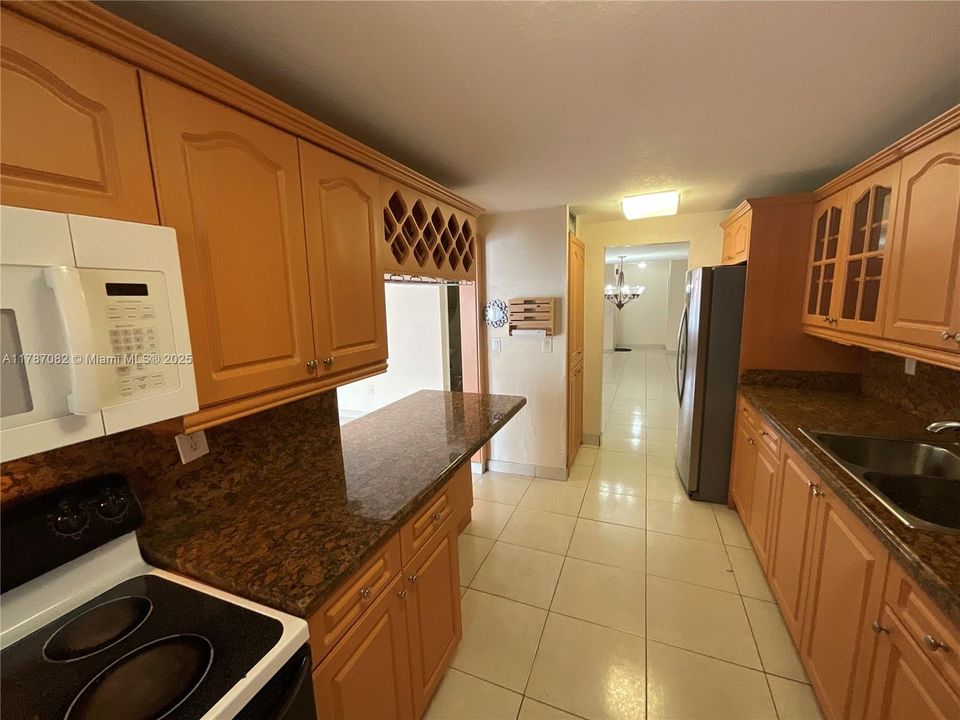 Recently Rented: $3,250 (3 beds, 2 baths, 1692 Square Feet)