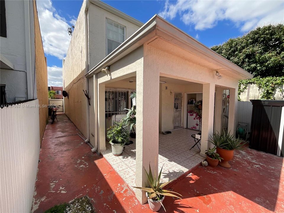 Recently Rented: $3,250 (3 beds, 2 baths, 1692 Square Feet)