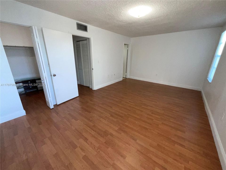 Recently Rented: $3,250 (3 beds, 2 baths, 1692 Square Feet)