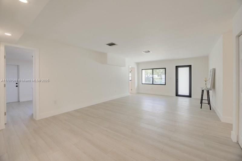 最近售出: $699,000 (4 贝兹, 3 浴室, 1844 平方英尺)