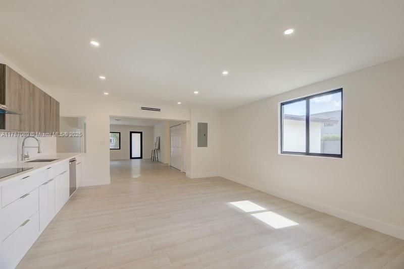 最近售出: $699,000 (4 贝兹, 3 浴室, 1844 平方英尺)