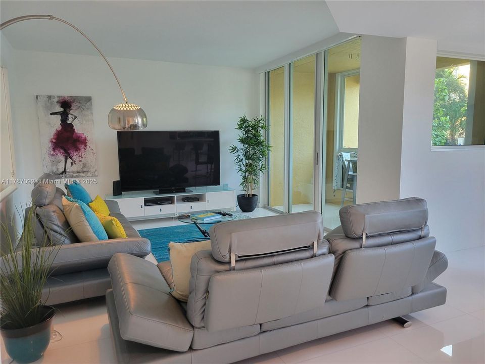 待售: $1,187,000 (2 贝兹, 2 浴室, 1410 平方英尺)