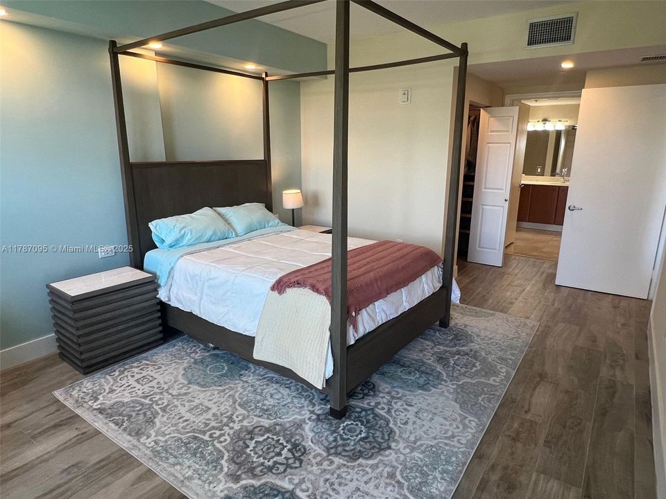 最近售出: $750,000 (2 贝兹, 2 浴室, 1300 平方英尺)