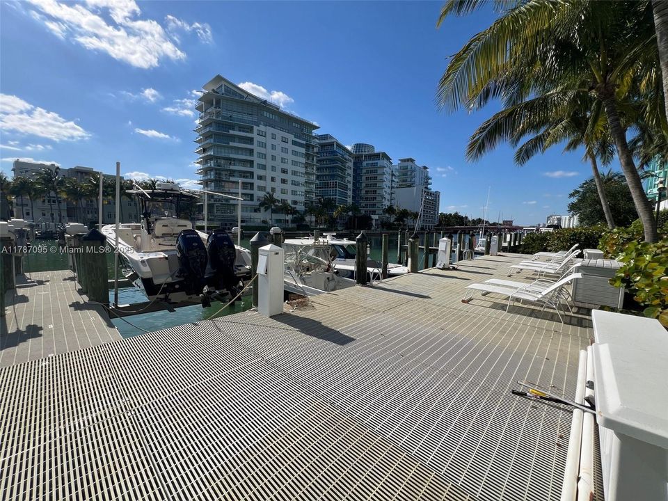 最近售出: $750,000 (2 贝兹, 2 浴室, 1300 平方英尺)