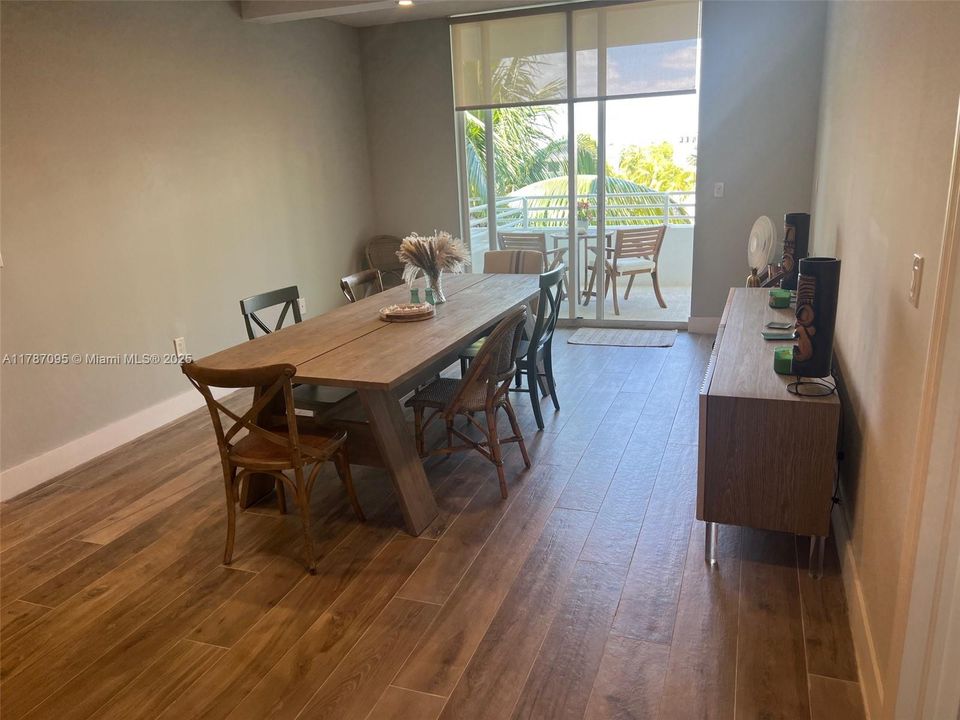 最近售出: $750,000 (2 贝兹, 2 浴室, 1300 平方英尺)