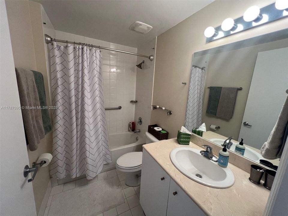 最近售出: $750,000 (2 贝兹, 2 浴室, 1300 平方英尺)