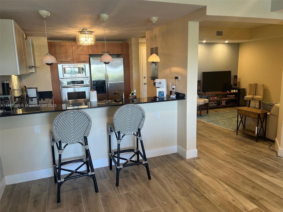 最近售出: $750,000 (2 贝兹, 2 浴室, 1300 平方英尺)