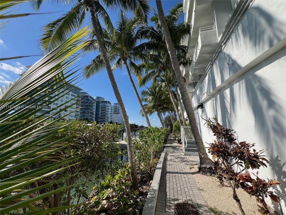 最近售出: $750,000 (2 贝兹, 2 浴室, 1300 平方英尺)