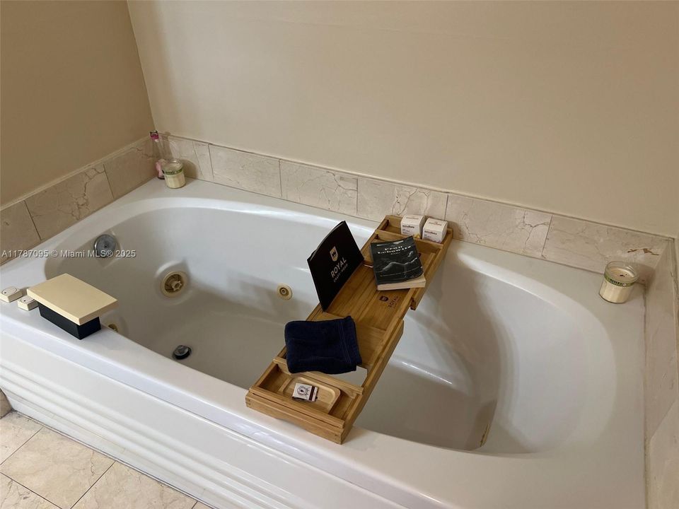 最近售出: $750,000 (2 贝兹, 2 浴室, 1300 平方英尺)