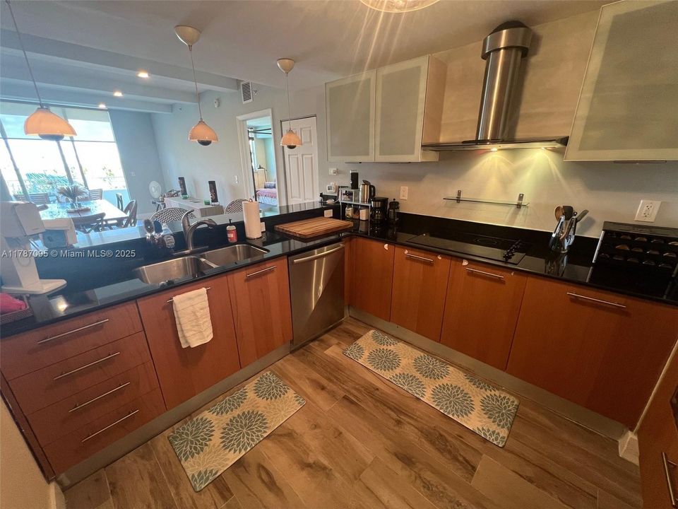 最近售出: $750,000 (2 贝兹, 2 浴室, 1300 平方英尺)