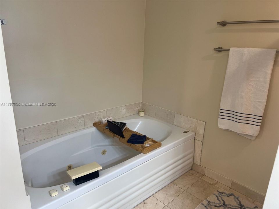 最近售出: $750,000 (2 贝兹, 2 浴室, 1300 平方英尺)