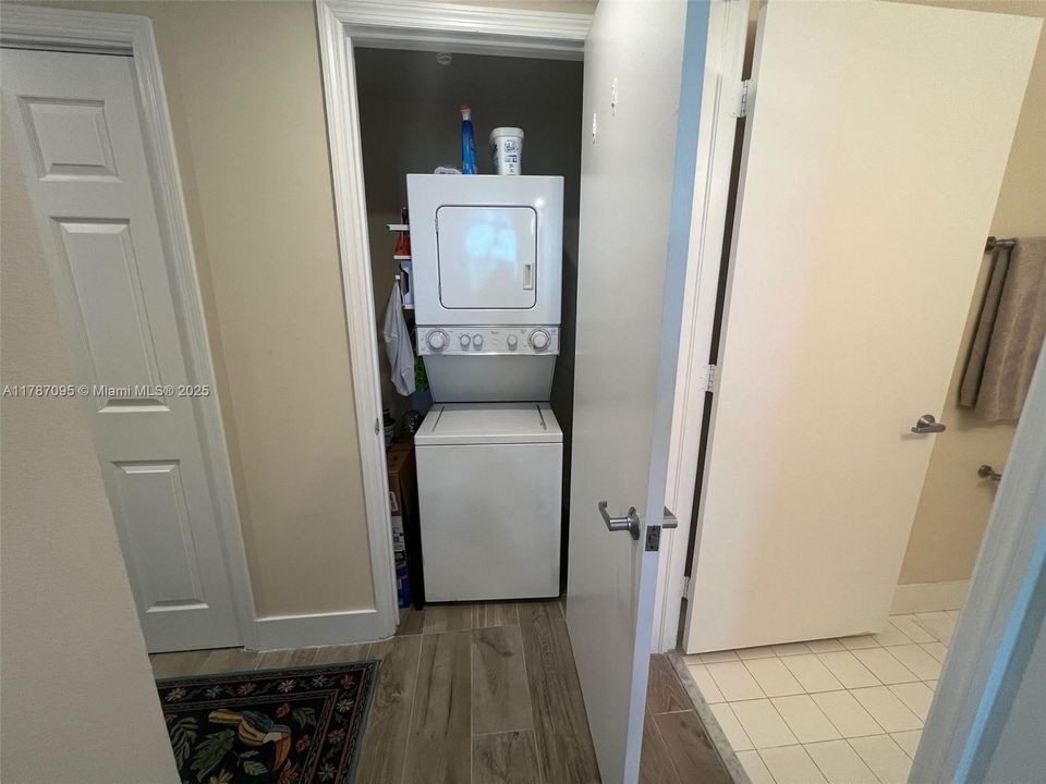 最近售出: $750,000 (2 贝兹, 2 浴室, 1300 平方英尺)