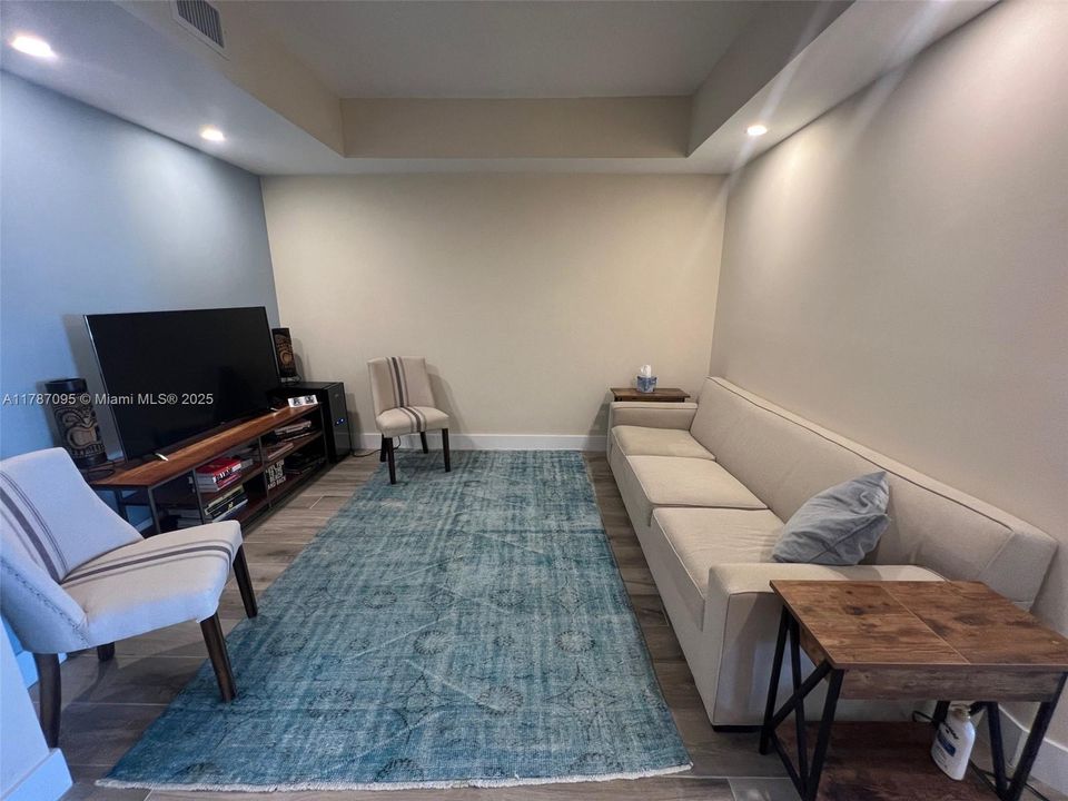 最近售出: $750,000 (2 贝兹, 2 浴室, 1300 平方英尺)