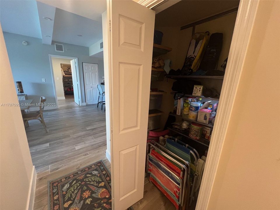 最近售出: $750,000 (2 贝兹, 2 浴室, 1300 平方英尺)