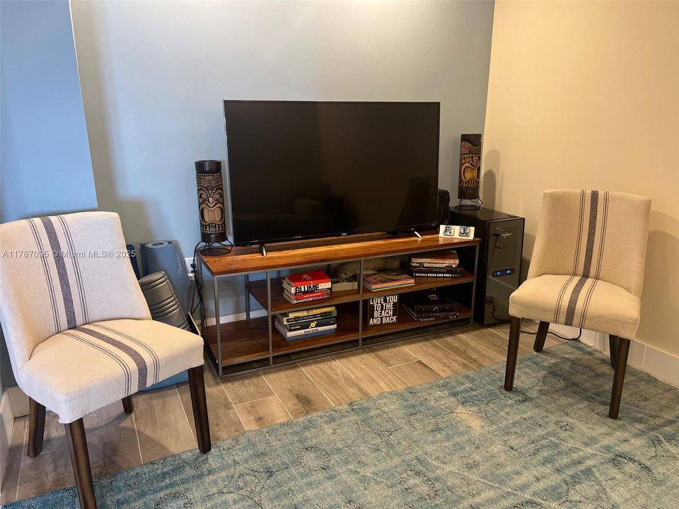 最近售出: $750,000 (2 贝兹, 2 浴室, 1300 平方英尺)